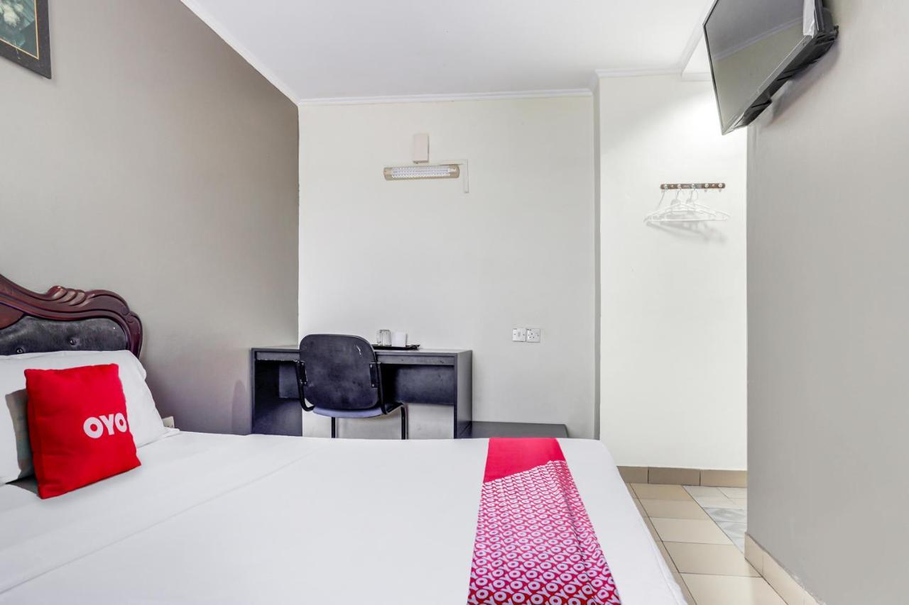 Oyo 90376 Centre Point Hotel Limbang Bagian luar foto