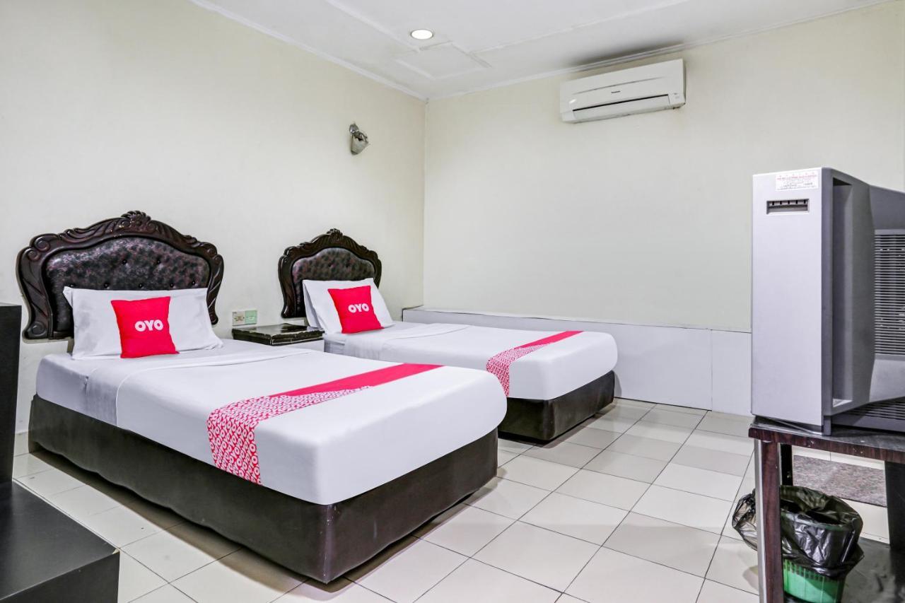 Oyo 90376 Centre Point Hotel Limbang Bagian luar foto