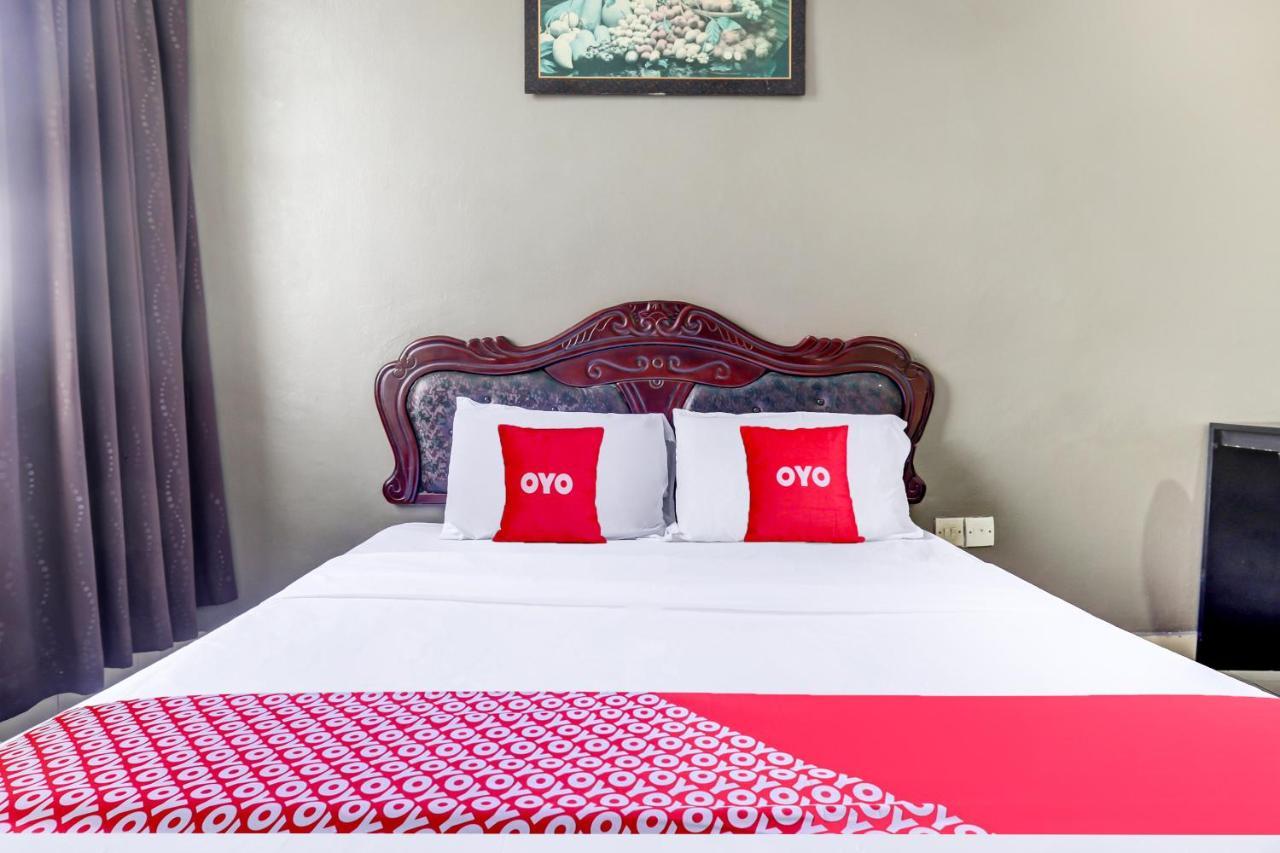 Oyo 90376 Centre Point Hotel Limbang Bagian luar foto