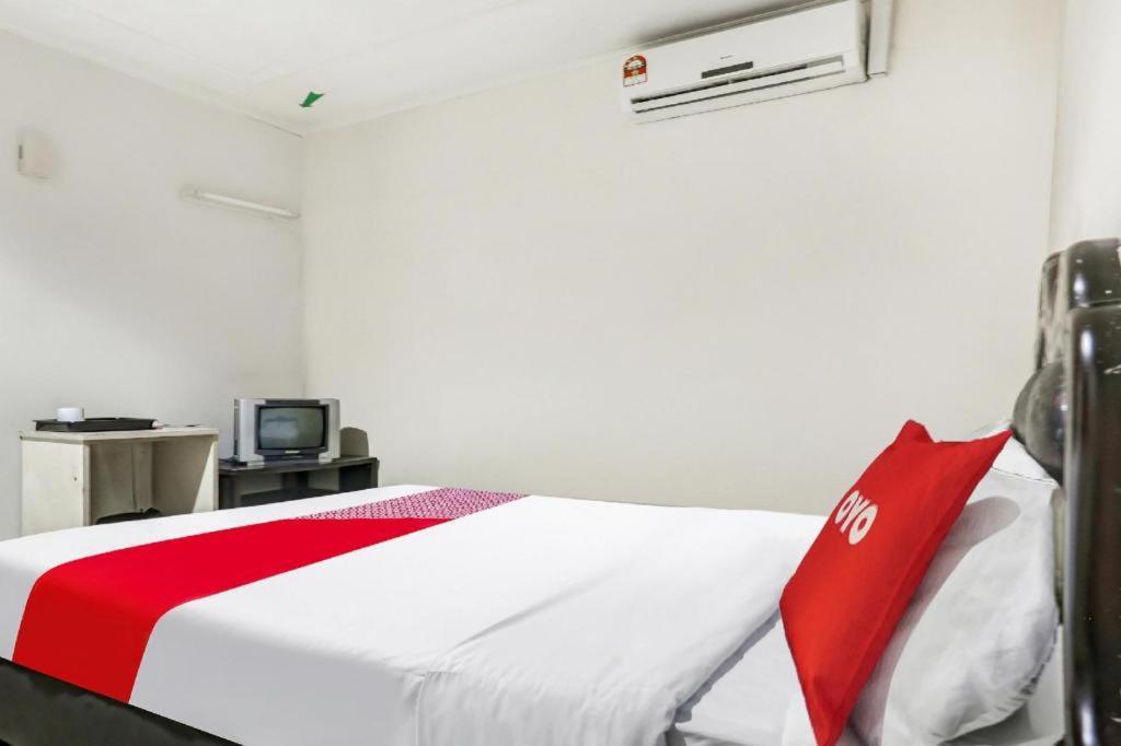 Oyo 90376 Centre Point Hotel Limbang Bagian luar foto