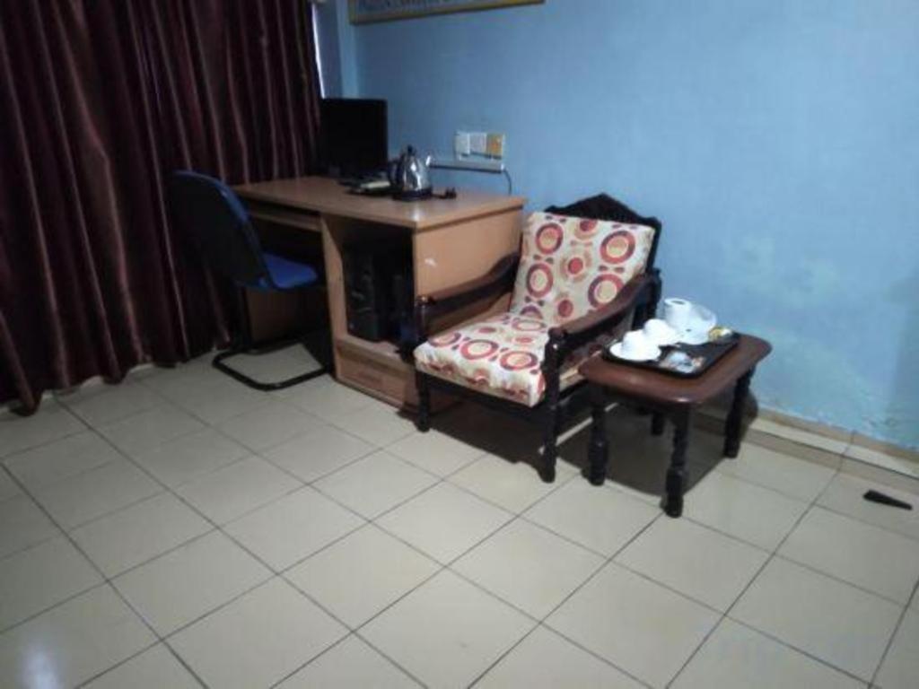 Oyo 90376 Centre Point Hotel Limbang Bagian luar foto