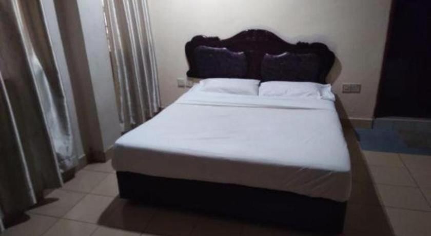 Oyo 90376 Centre Point Hotel Limbang Bagian luar foto