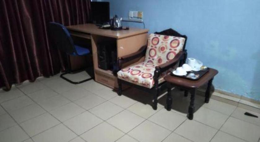 Oyo 90376 Centre Point Hotel Limbang Bagian luar foto