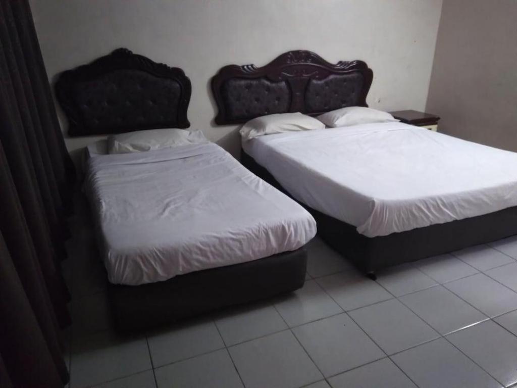 Oyo 90376 Centre Point Hotel Limbang Bagian luar foto