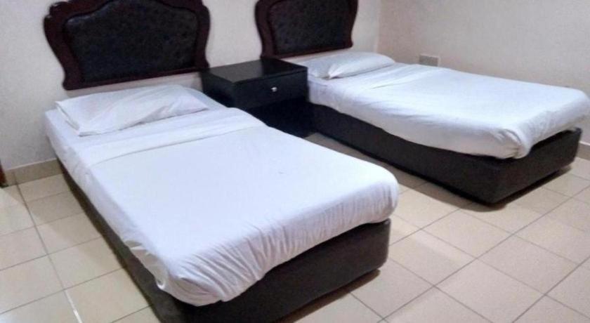 Oyo 90376 Centre Point Hotel Limbang Bagian luar foto