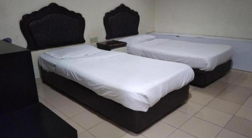 Oyo 90376 Centre Point Hotel Limbang Bagian luar foto