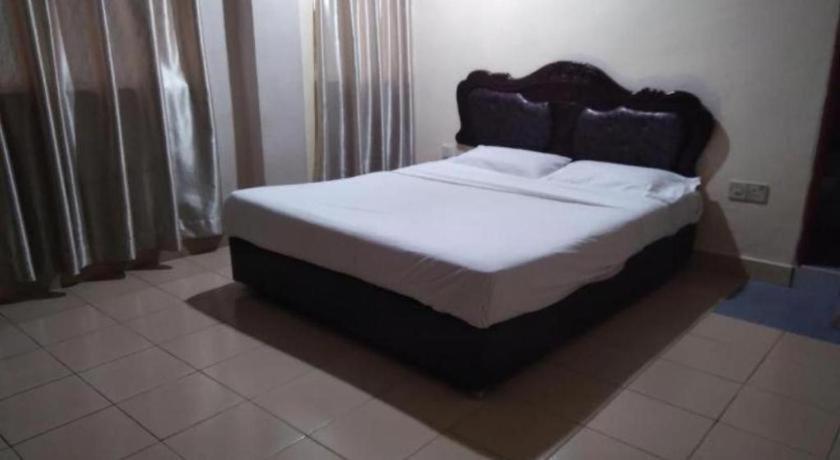Oyo 90376 Centre Point Hotel Limbang Bagian luar foto