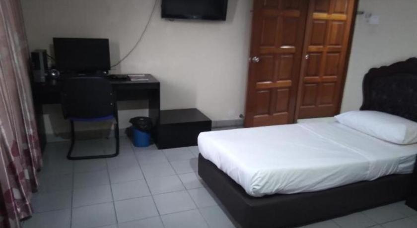 Oyo 90376 Centre Point Hotel Limbang Bagian luar foto