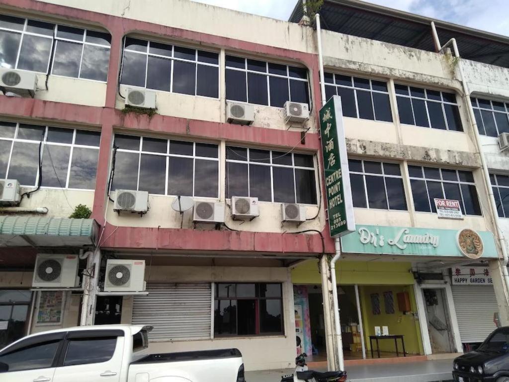 Oyo 90376 Centre Point Hotel Limbang Bagian luar foto
