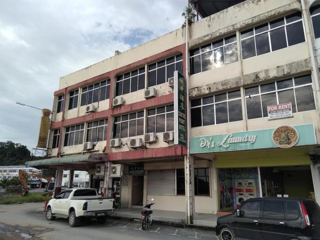 Oyo 90376 Centre Point Hotel Limbang Bagian luar foto