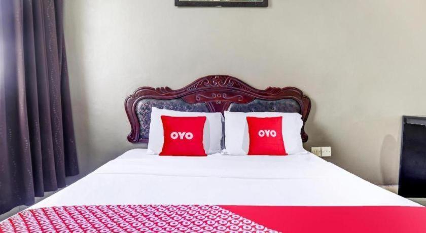Oyo 90376 Centre Point Hotel Limbang Bagian luar foto